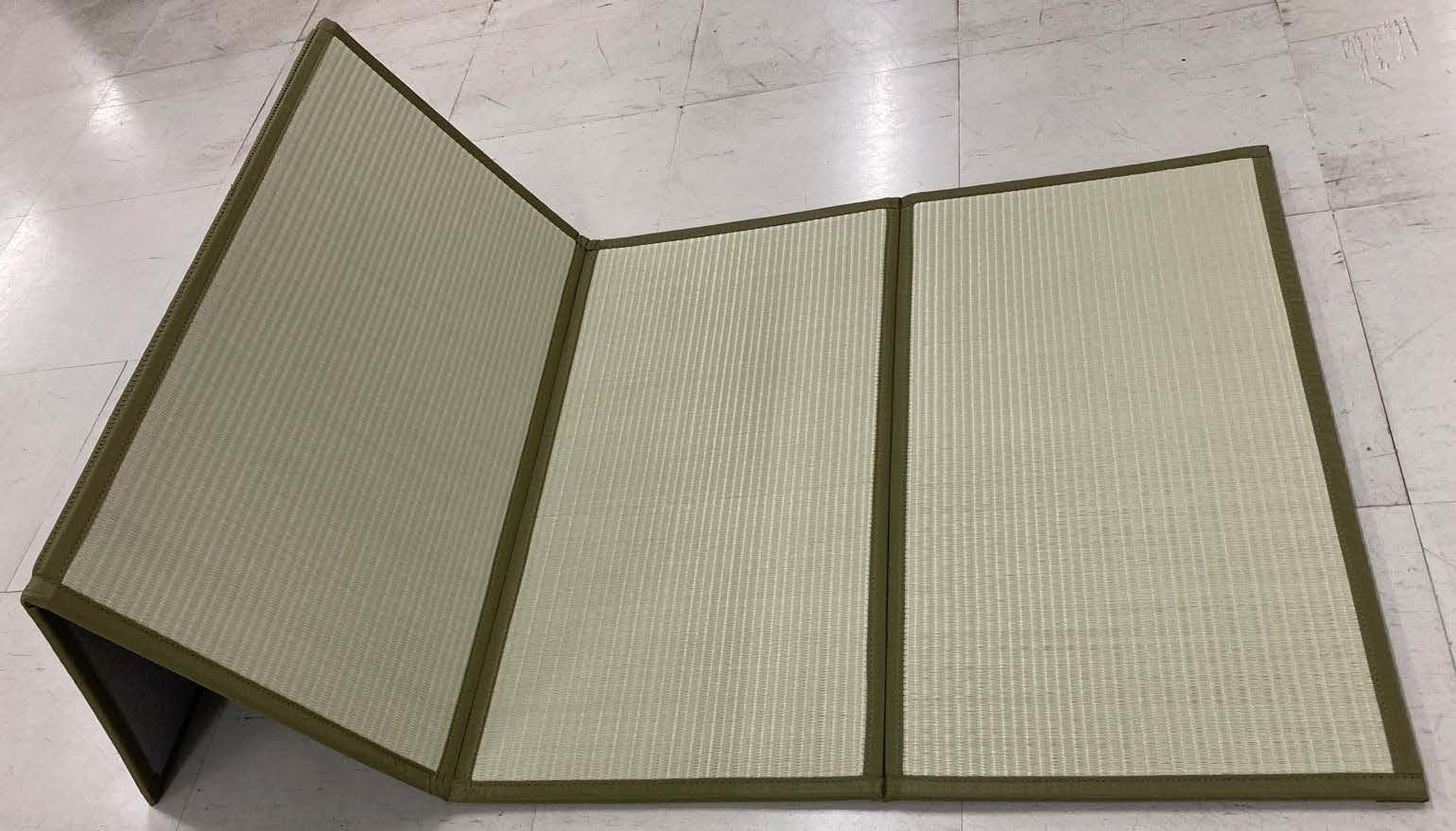 避難生活用防炎畳 4つ折りタイプ 100ｘ210cm