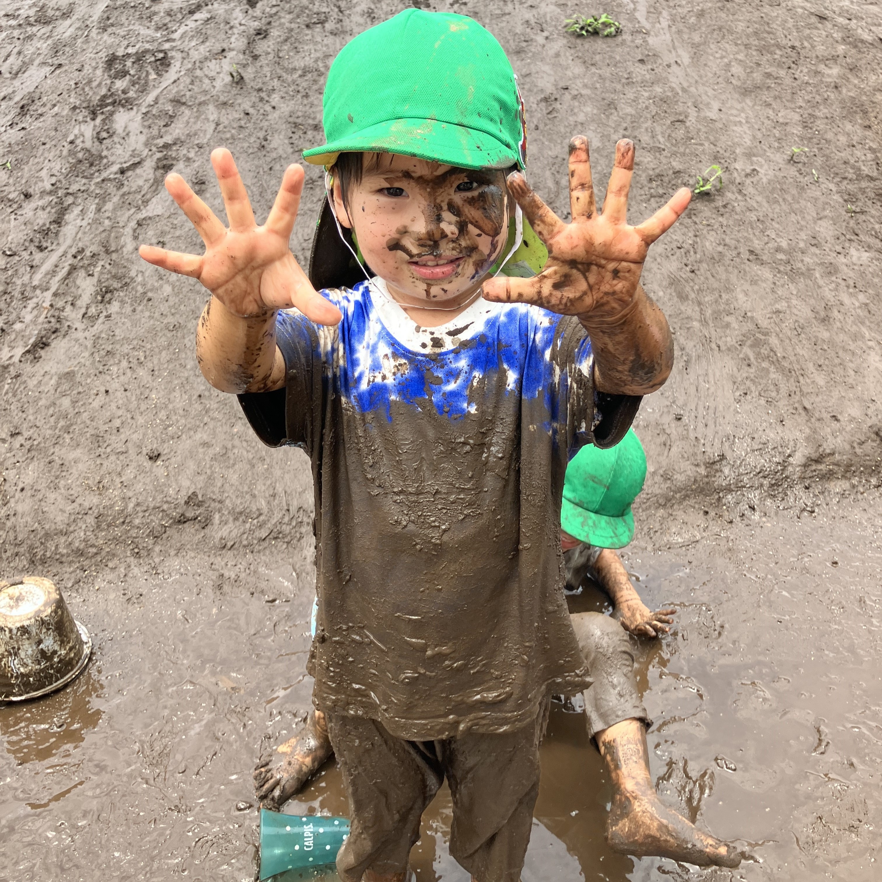 泥遊びをする子供