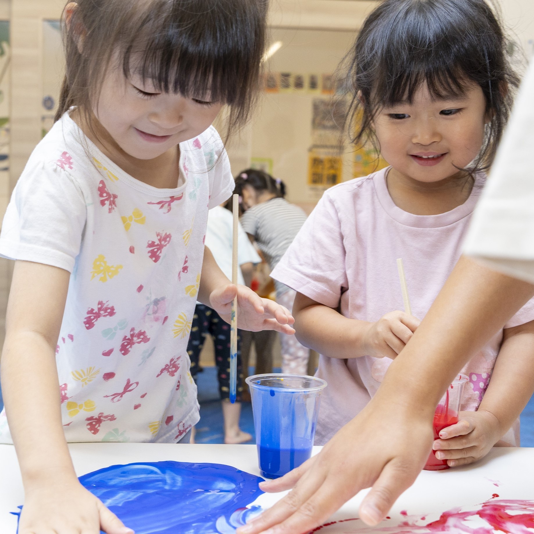 ペイント遊びをする子供